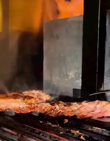 Carnes na churrasqueira em brasa