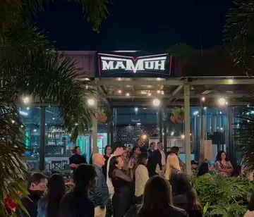 Fachada da Mamuh à noite com a casa cheia