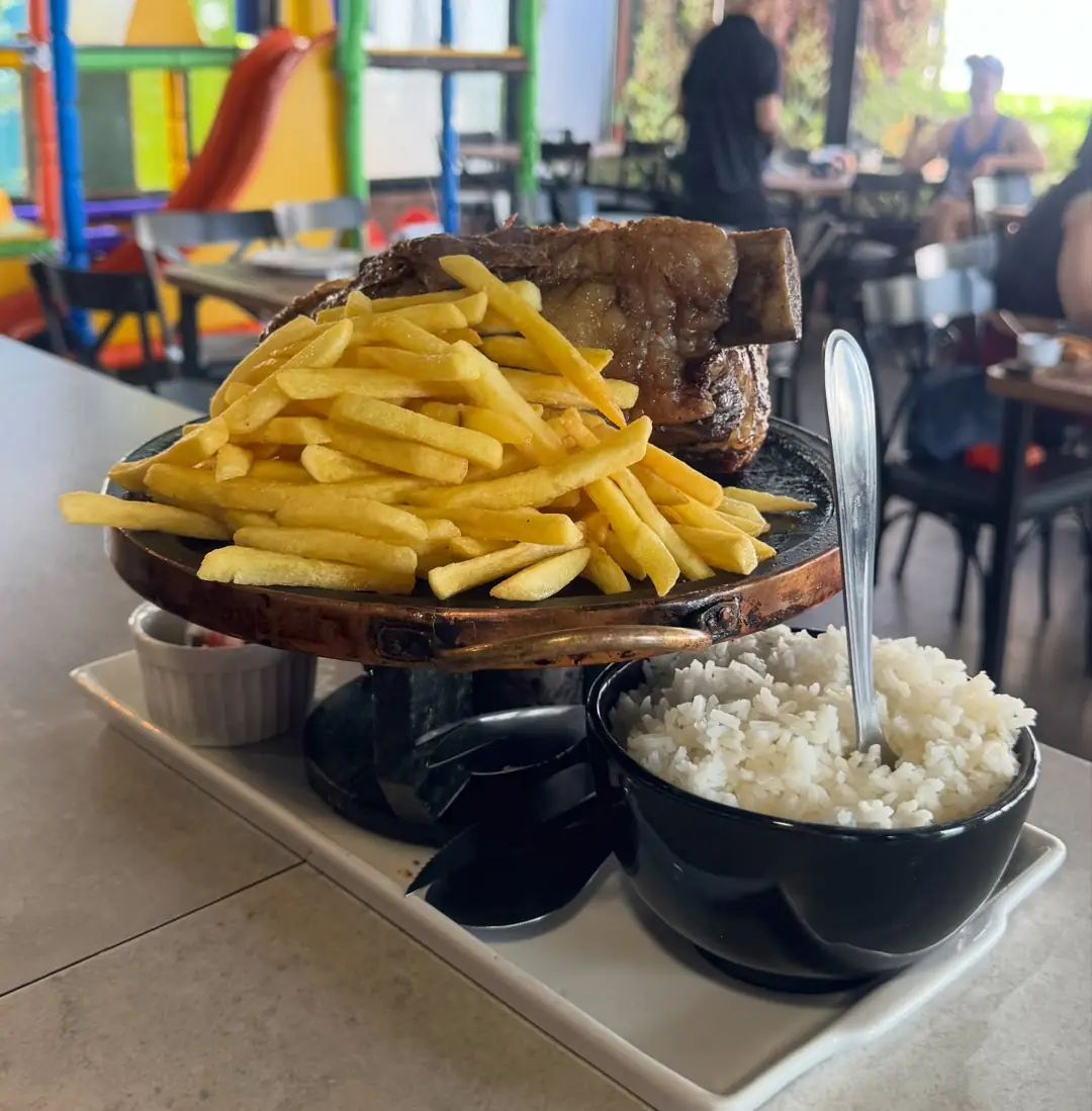 Almoço com o espaço kids ao fundo