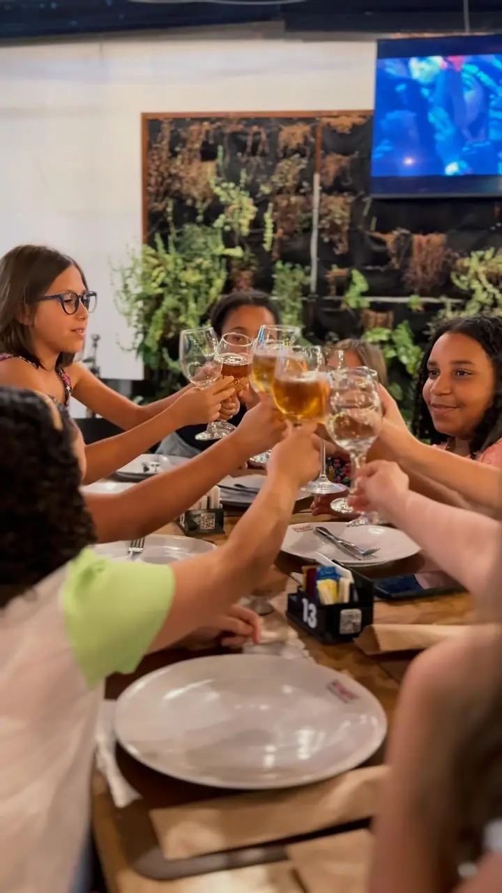 Grupo brindando em uma mesa