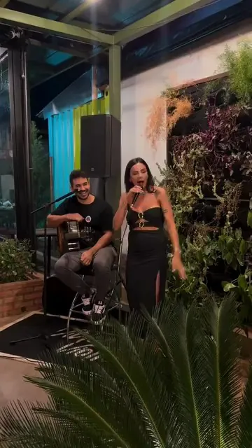 Palco com música ao vivo na área externa