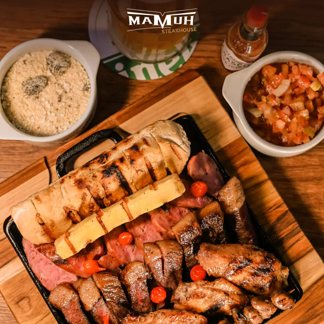 Parrilla com cortes e acompanhamentos