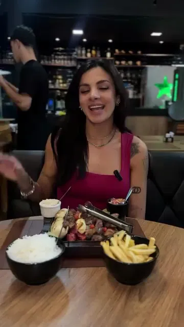 Salão interno com o bar ao fundo