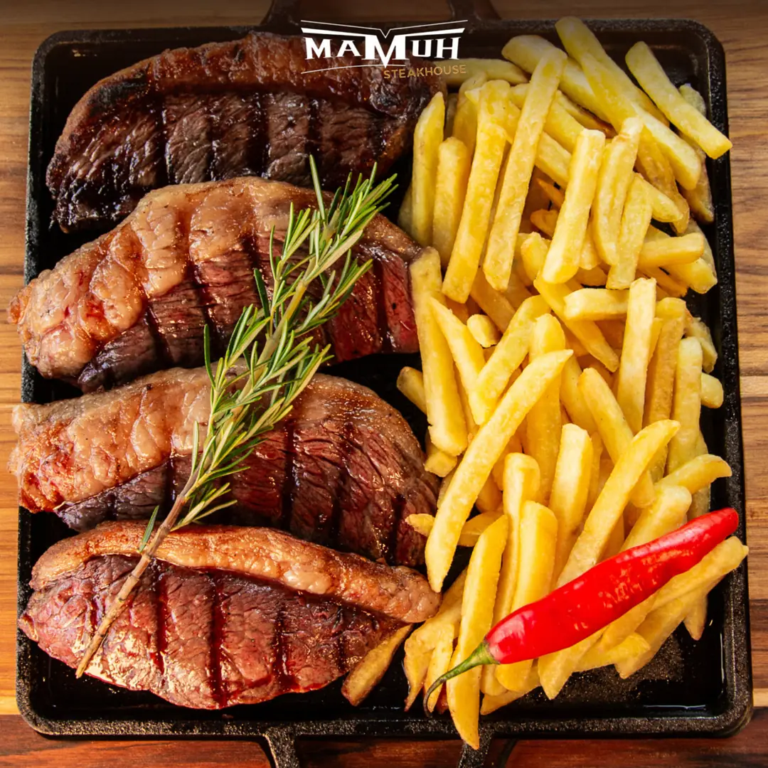 Tábua de carnes com fritas